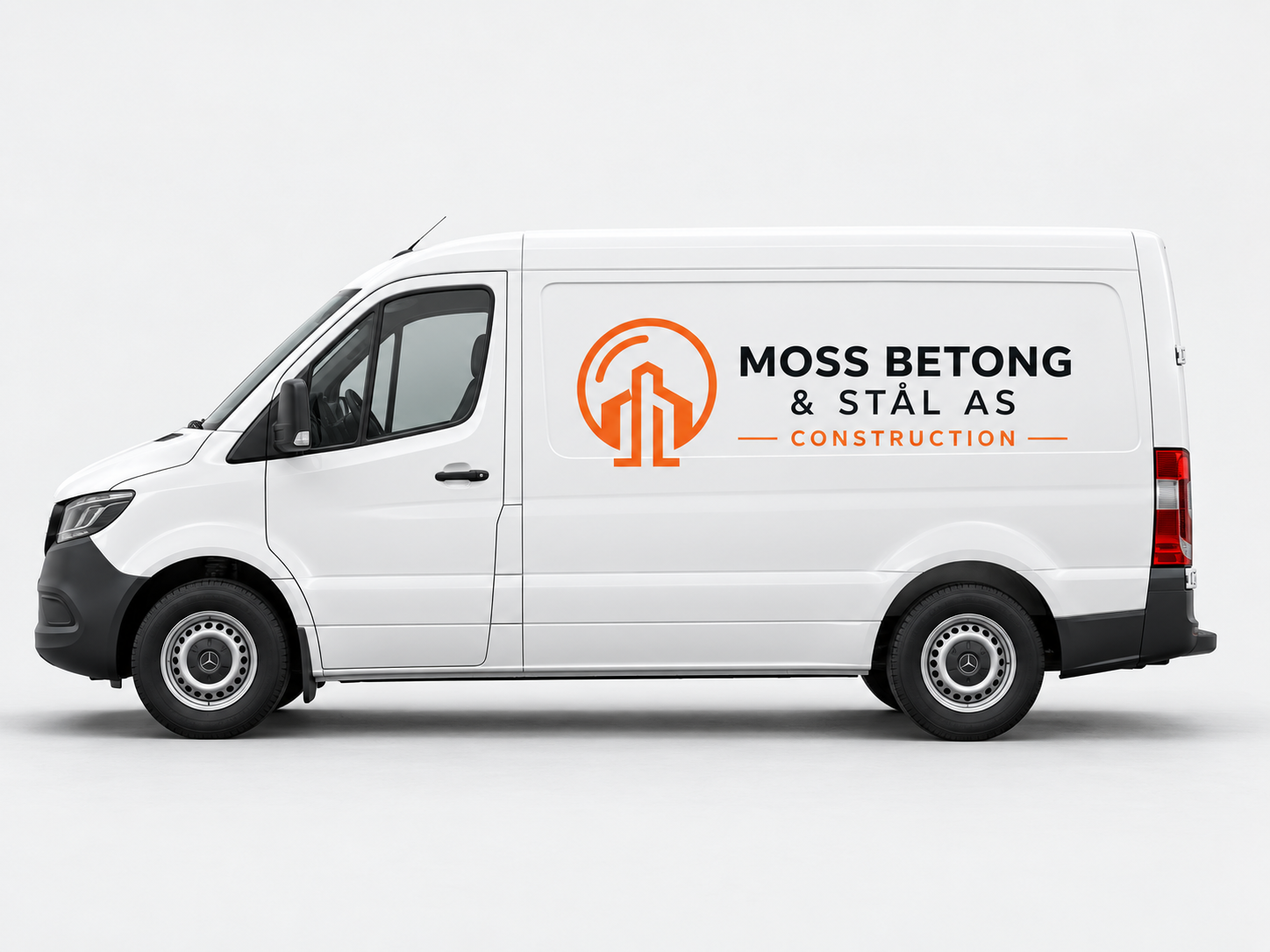 Hvit firmabil med Moss Betong & Stål AS-logo